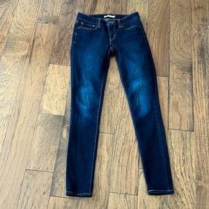 Levi’s dark wash 711 Skinny Size 27 (Size 4-5 USA)
